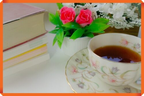 本とバラと紅茶の画像